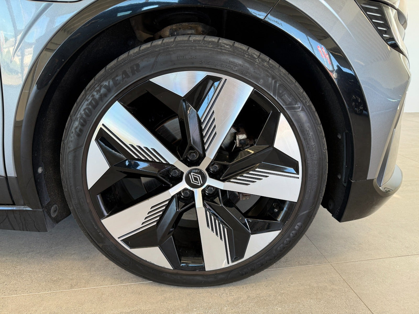 Grå Renault Megane E-Tech fra 2023