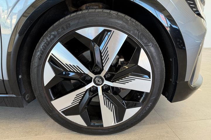 Grå Renault Megane E-Tech fra 2023