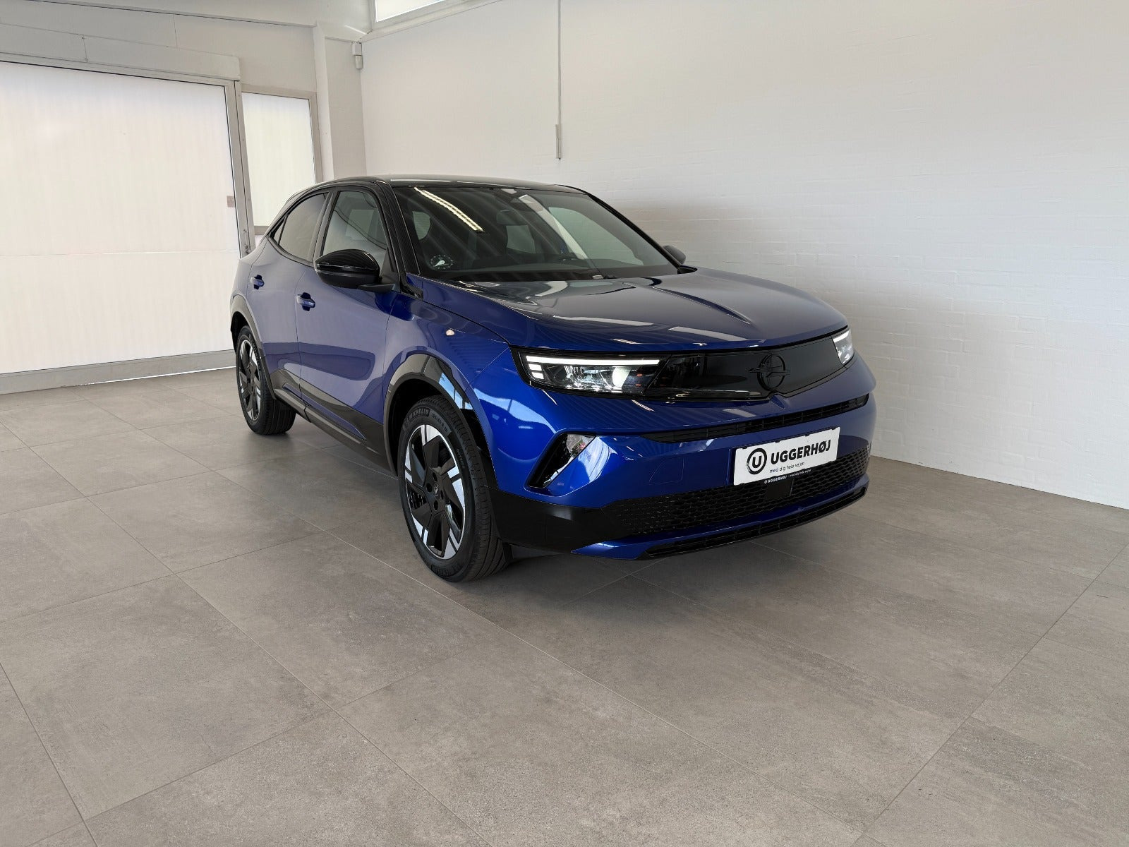 Blå Opel Mokka-e fra 2025