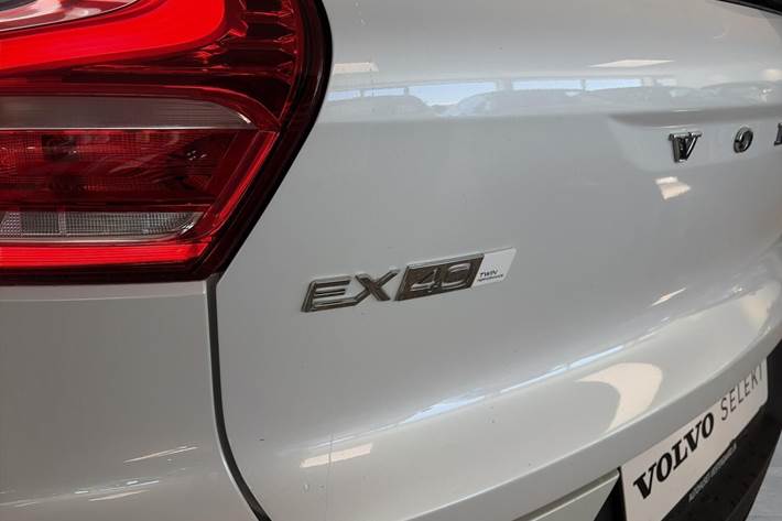 Hvid Volvo EX40 fra 2025