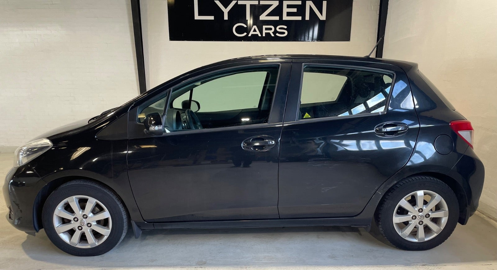 Sort Toyota Yaris fra 2012