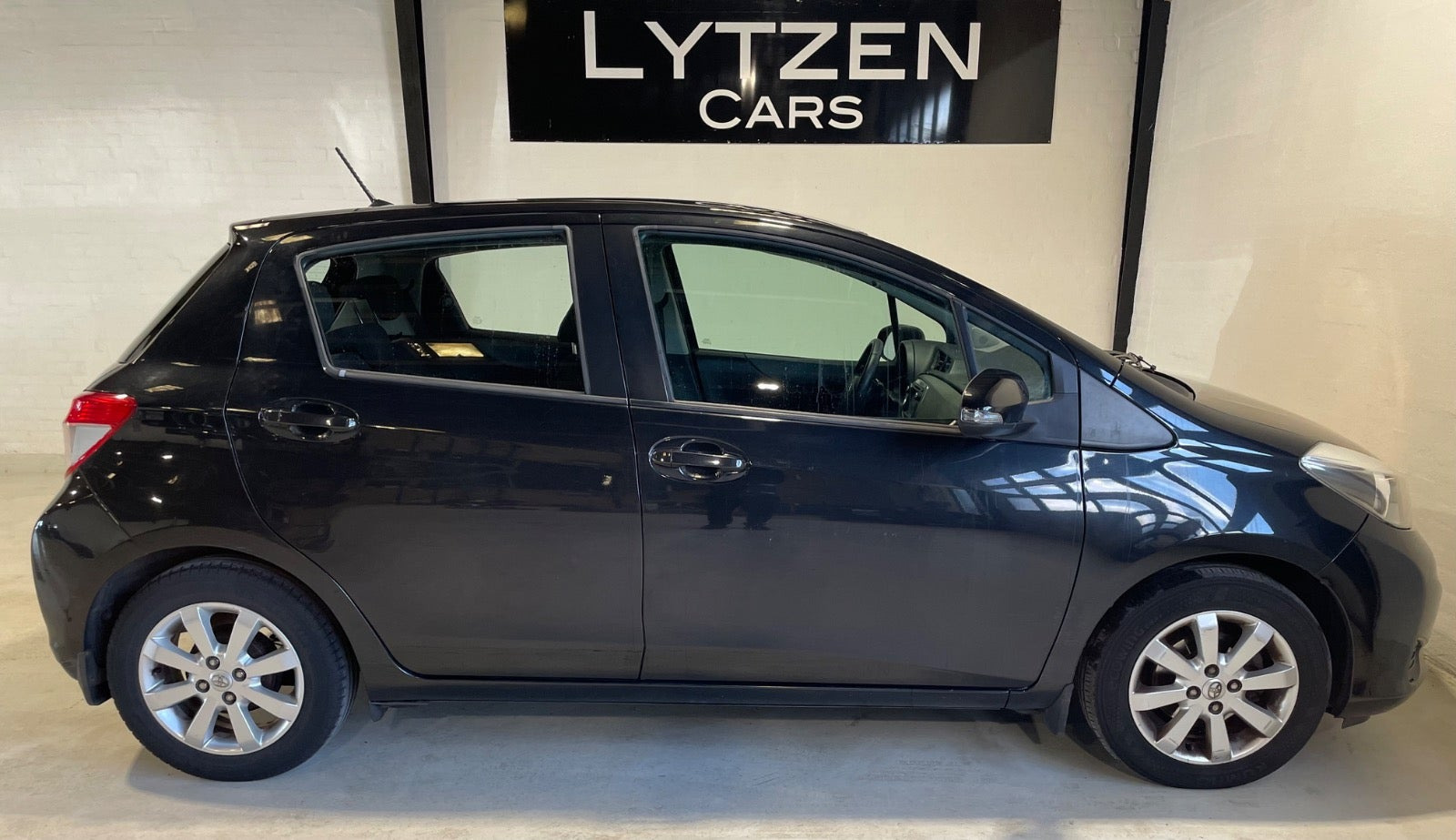 Sort Toyota Yaris fra 2012