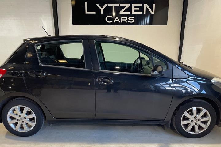Sort Toyota Yaris fra 2012
