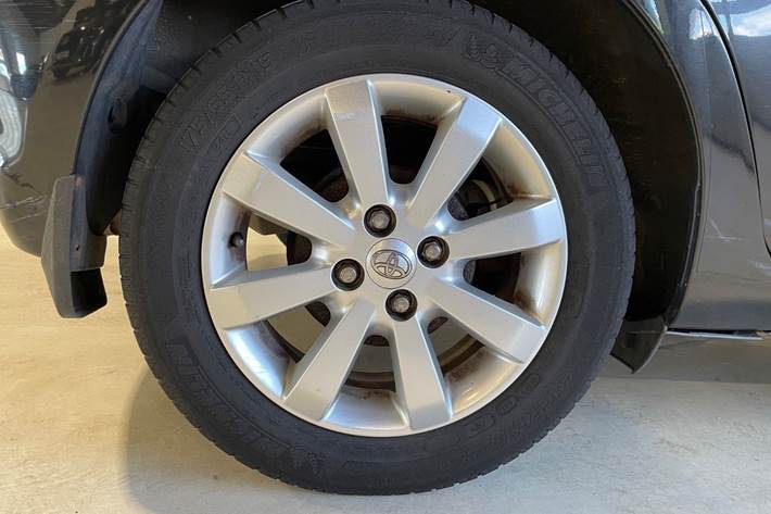 Sort Toyota Yaris fra 2012