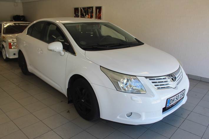 Hvid Toyota Avensis fra 2010