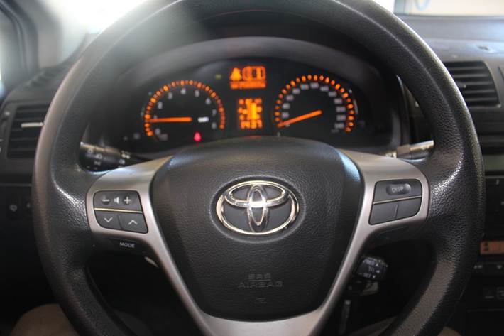 Hvid Toyota Avensis fra 2010