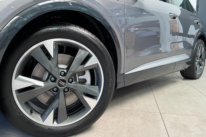 Grå Audi Q4 e-tron fra 2026