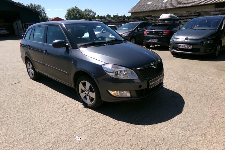 Grå Skoda Fabia fra 2013
