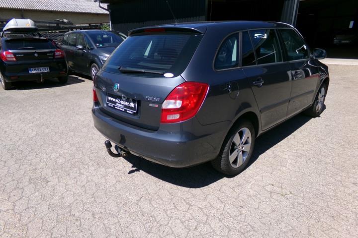 Grå Skoda Fabia fra 2013