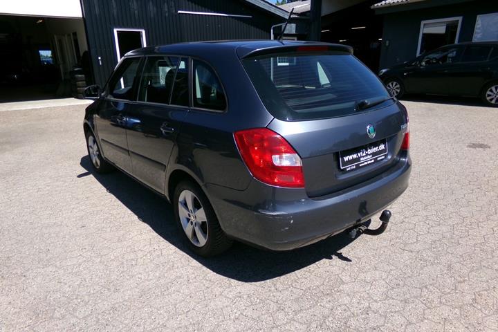 Grå Skoda Fabia fra 2013