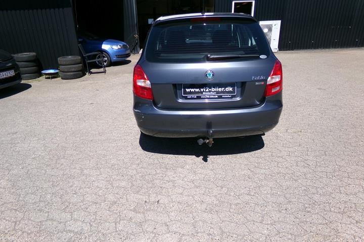 Grå Skoda Fabia fra 2013