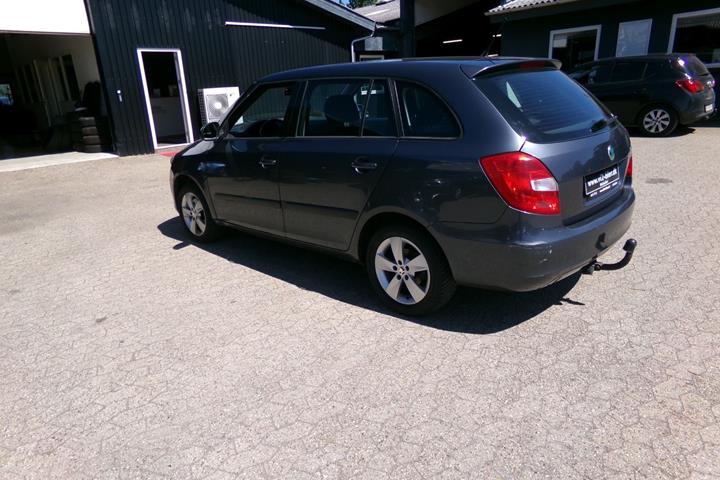 Grå Skoda Fabia fra 2013