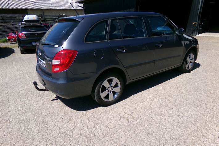 Grå Skoda Fabia fra 2013