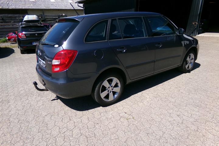 Grå Skoda Fabia fra 2013