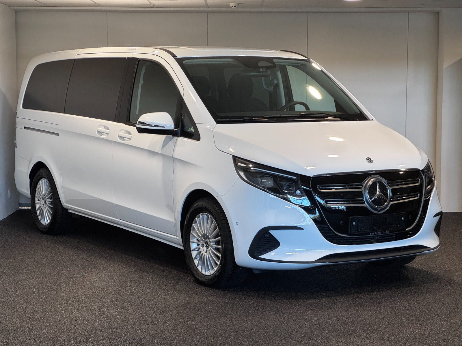 Hvid Mercedes EQV300 fra 2025
