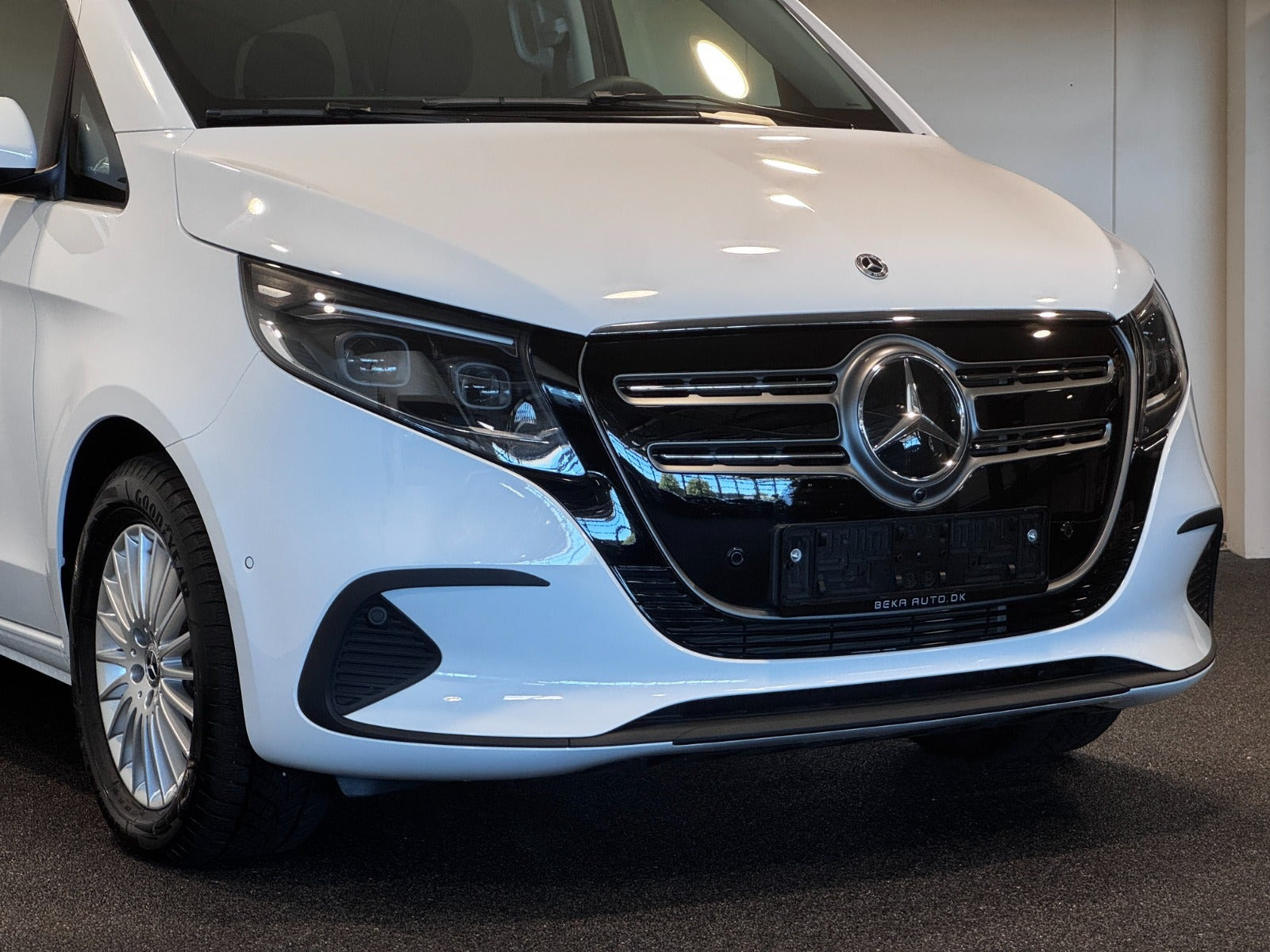 Hvid Mercedes EQV300 fra 2025