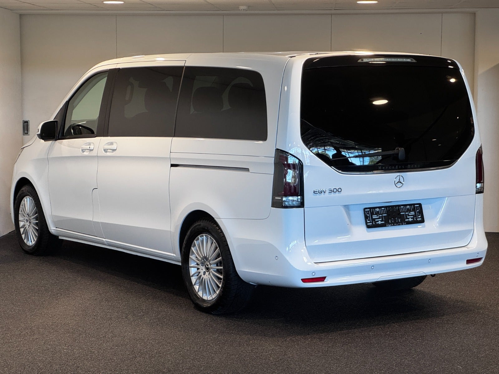 Hvid Mercedes EQV300 fra 2025