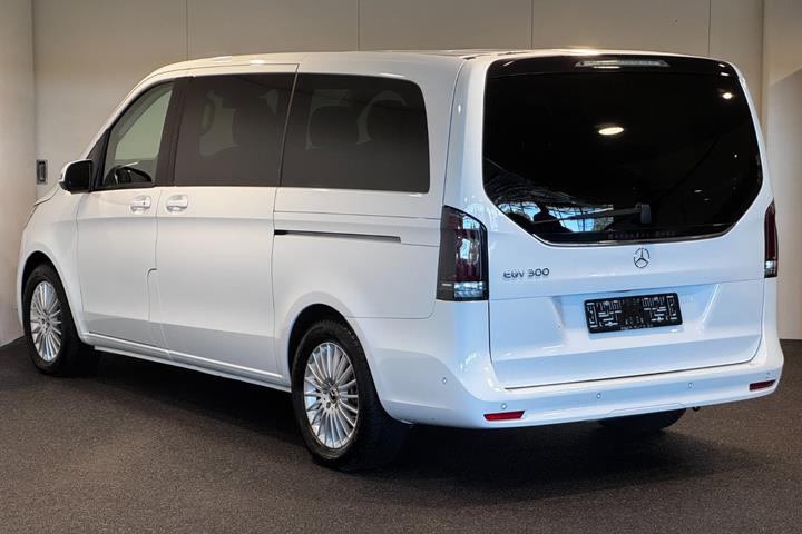 Hvid Mercedes EQV300 fra 2025