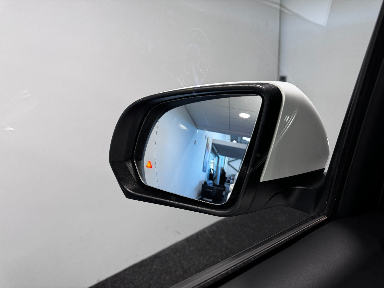 Hvid Mercedes EQV300 fra 2025