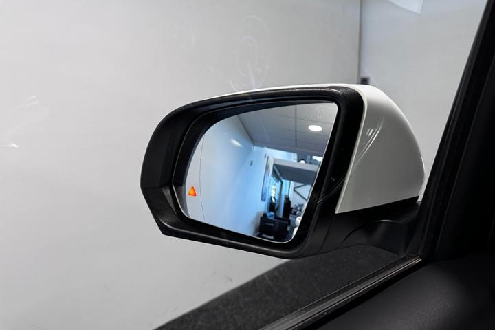 Hvid Mercedes EQV300 fra 2025
