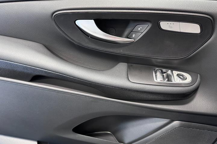 Hvid Mercedes EQV300 fra 2025