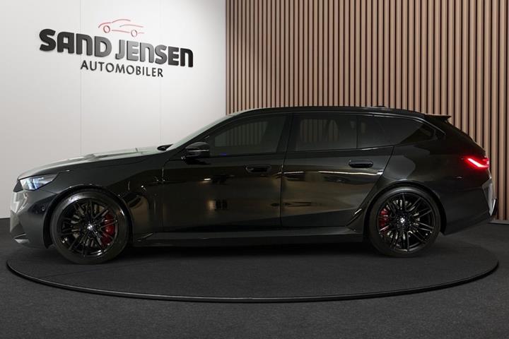 Sort BMW M5 fra 2025