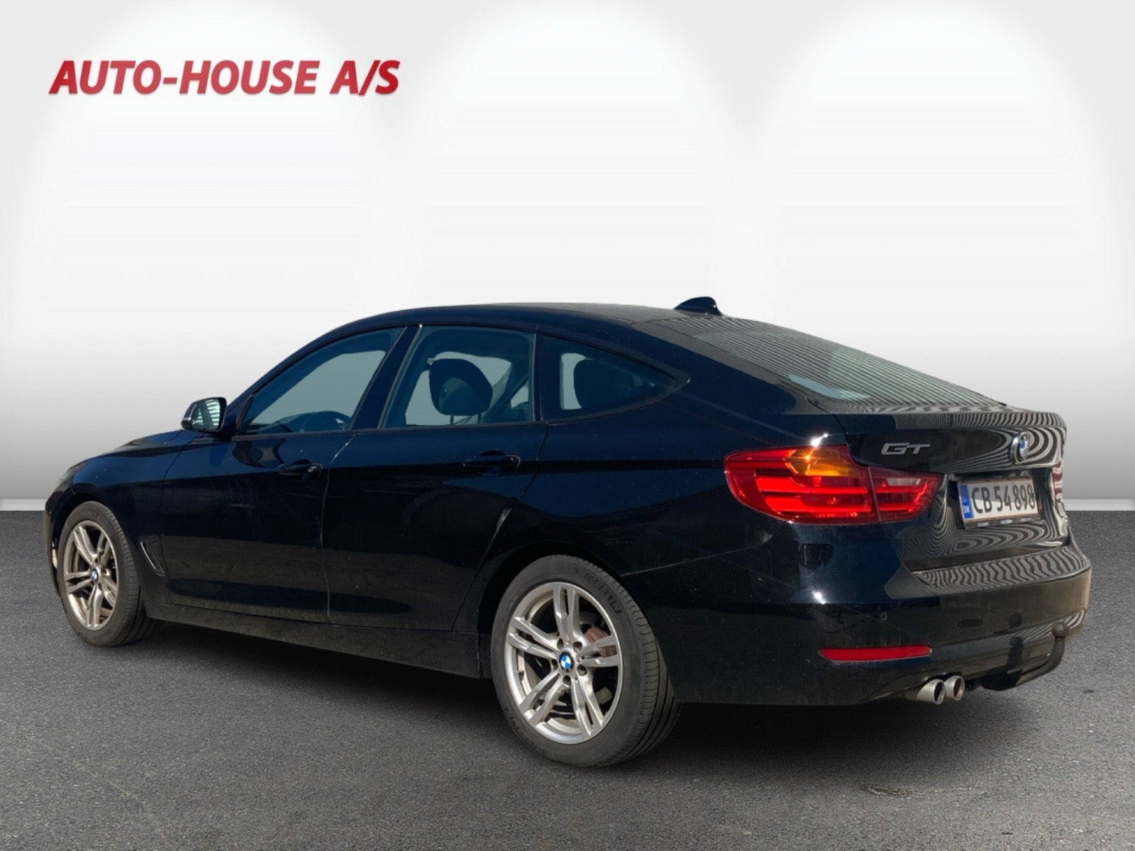Sort BMW 320d fra 2016
