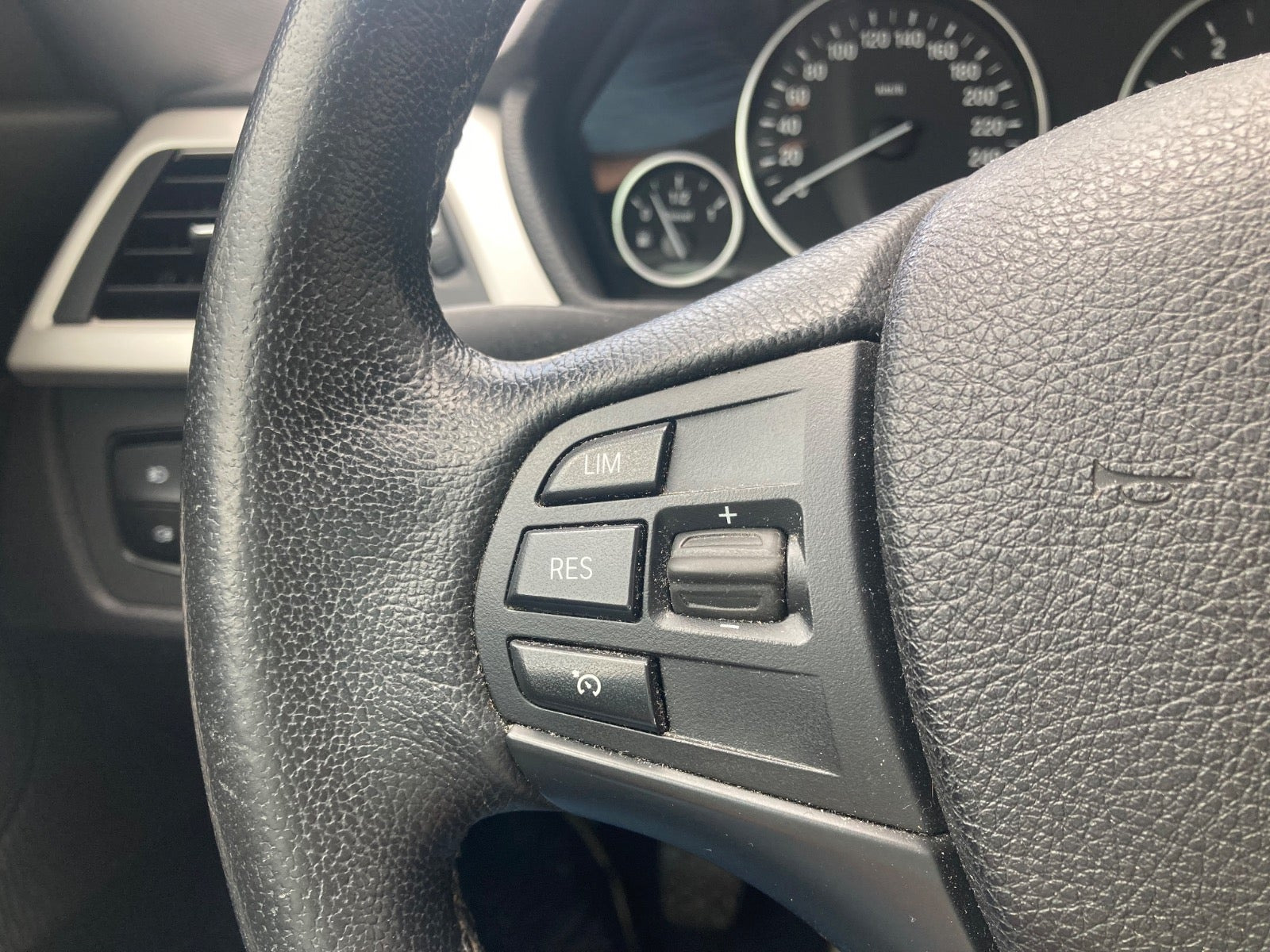 Sort BMW 320d fra 2016