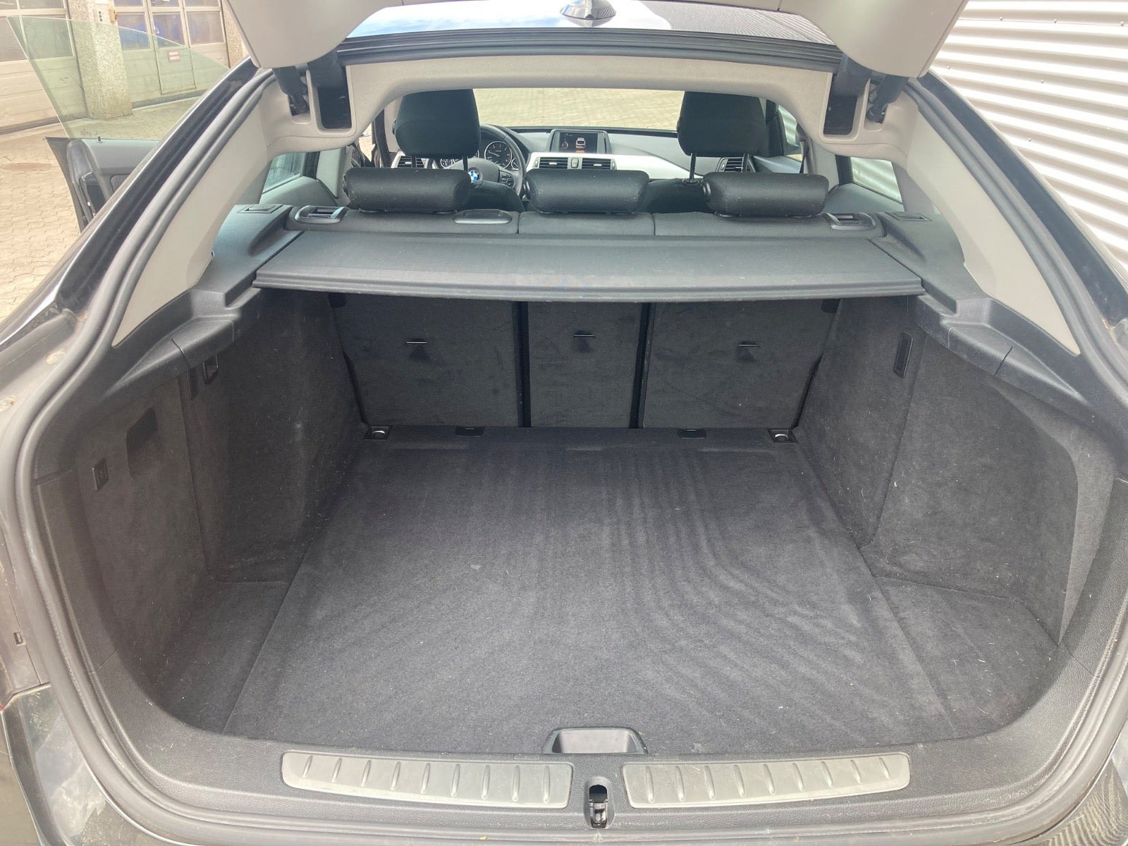 Sort BMW 320d fra 2016