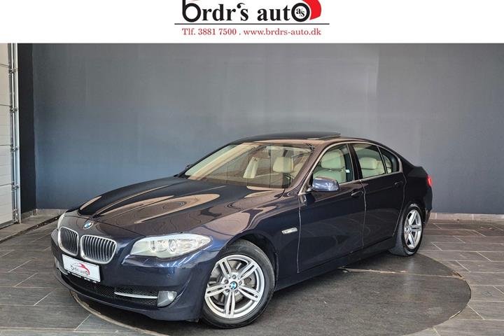 Blå BMW 523i fra 2010 set udefra