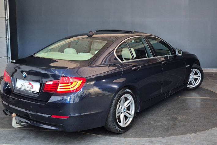Blå BMW 523i fra 2010