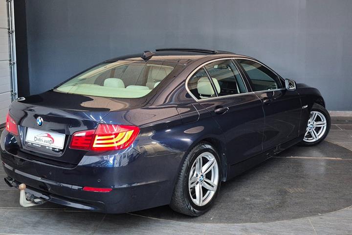 Blå BMW 523i fra 2010 set udefra