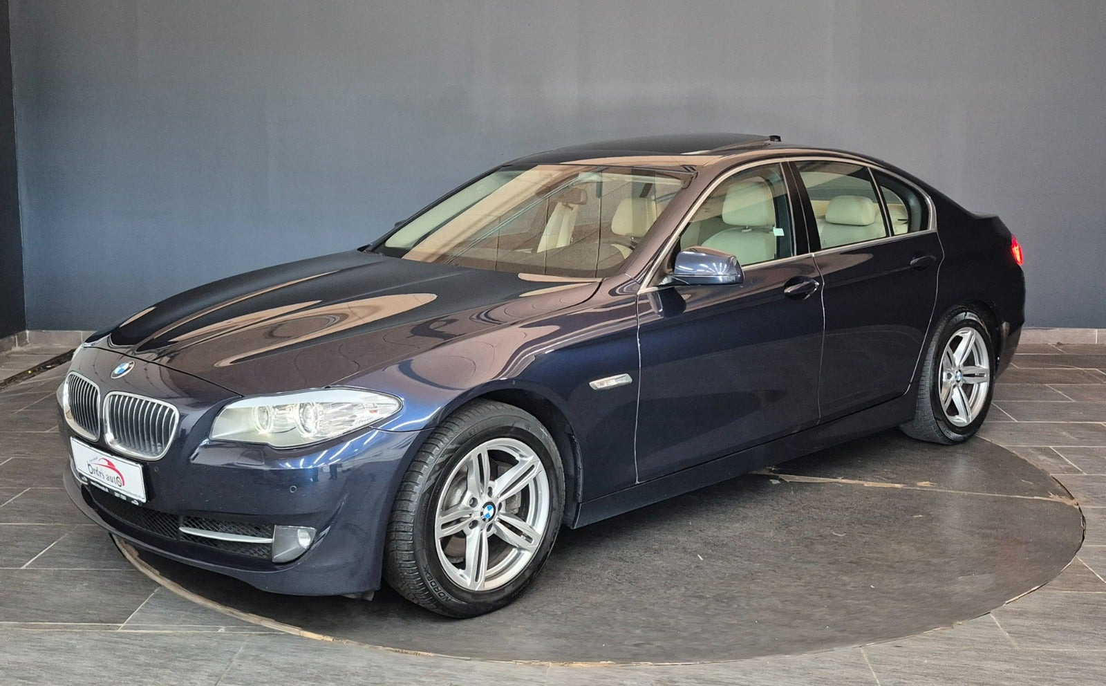 Blå BMW 523i fra 2010 set udefra
