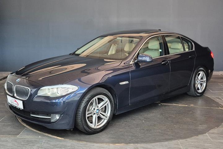 Blå BMW 523i fra 2010 set udefra