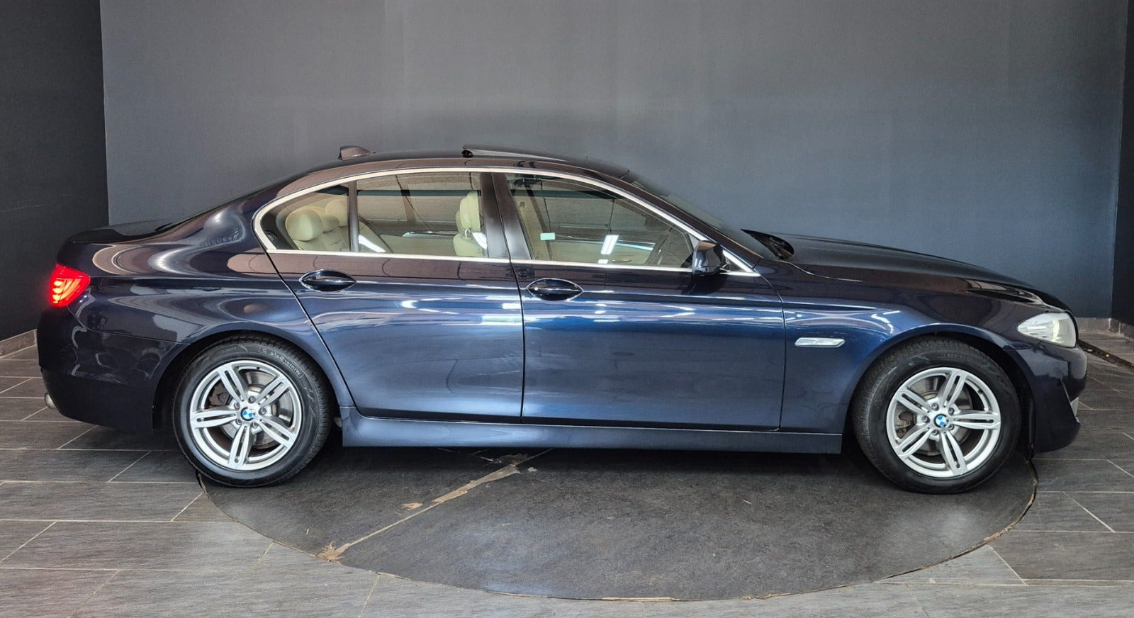 Blå BMW 523i fra 2010 set udefra