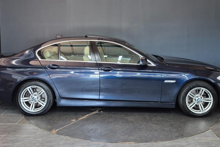 Blå BMW 523i fra 2010 set udefra