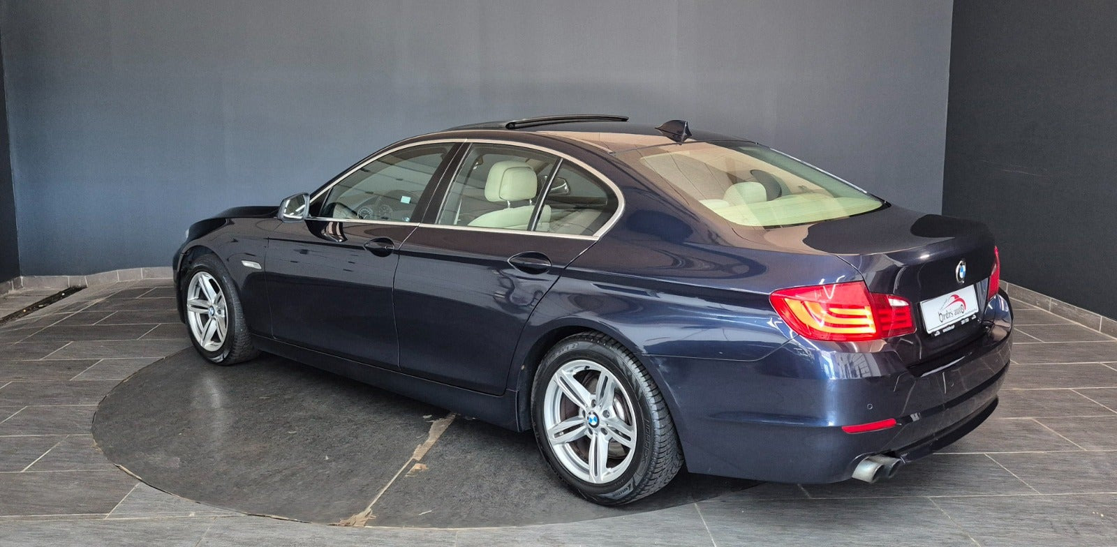 Blå BMW 523i fra 2010 set udefra