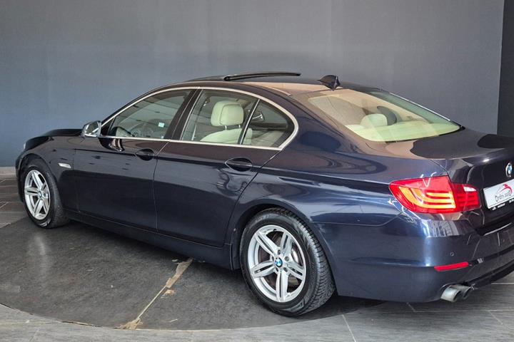 Blå BMW 523i fra 2010 set udefra