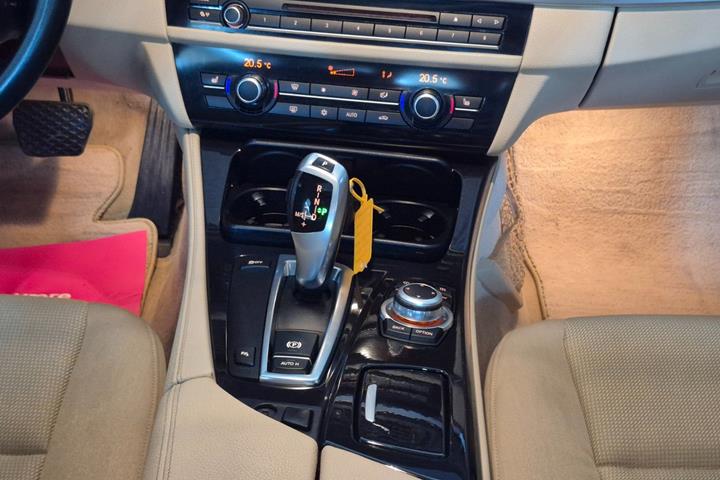 Blå BMW 523i fra 2010