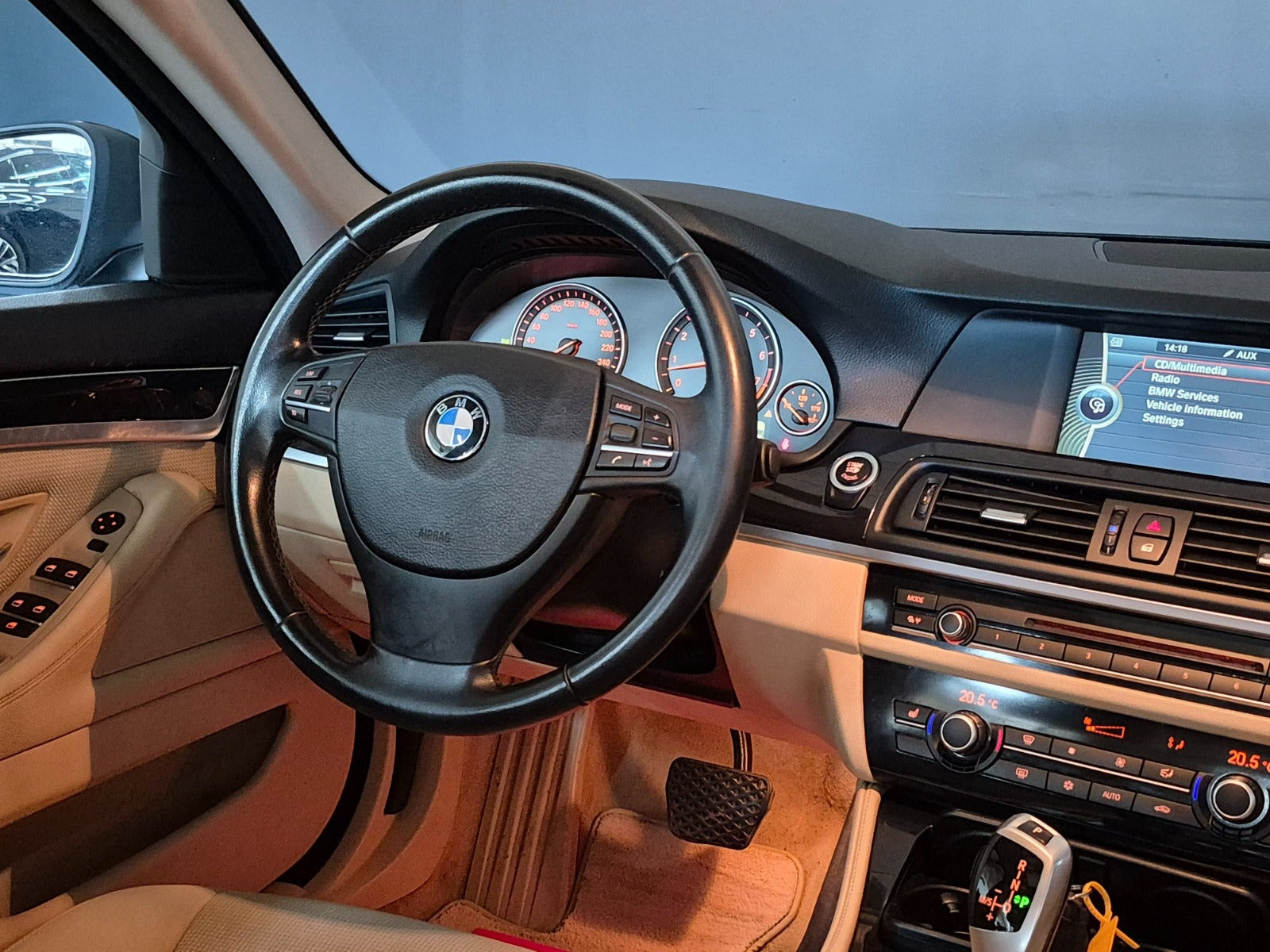 Blå BMW 523i fra 2010