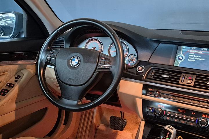 Blå BMW 523i fra 2010