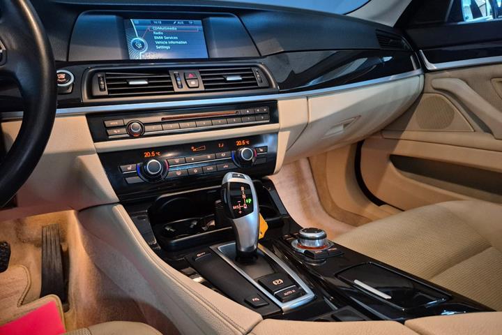 Blå BMW 523i fra 2010