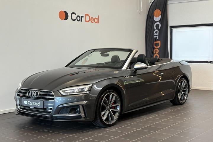 Grå Audi S5 fra 2017 set udefra