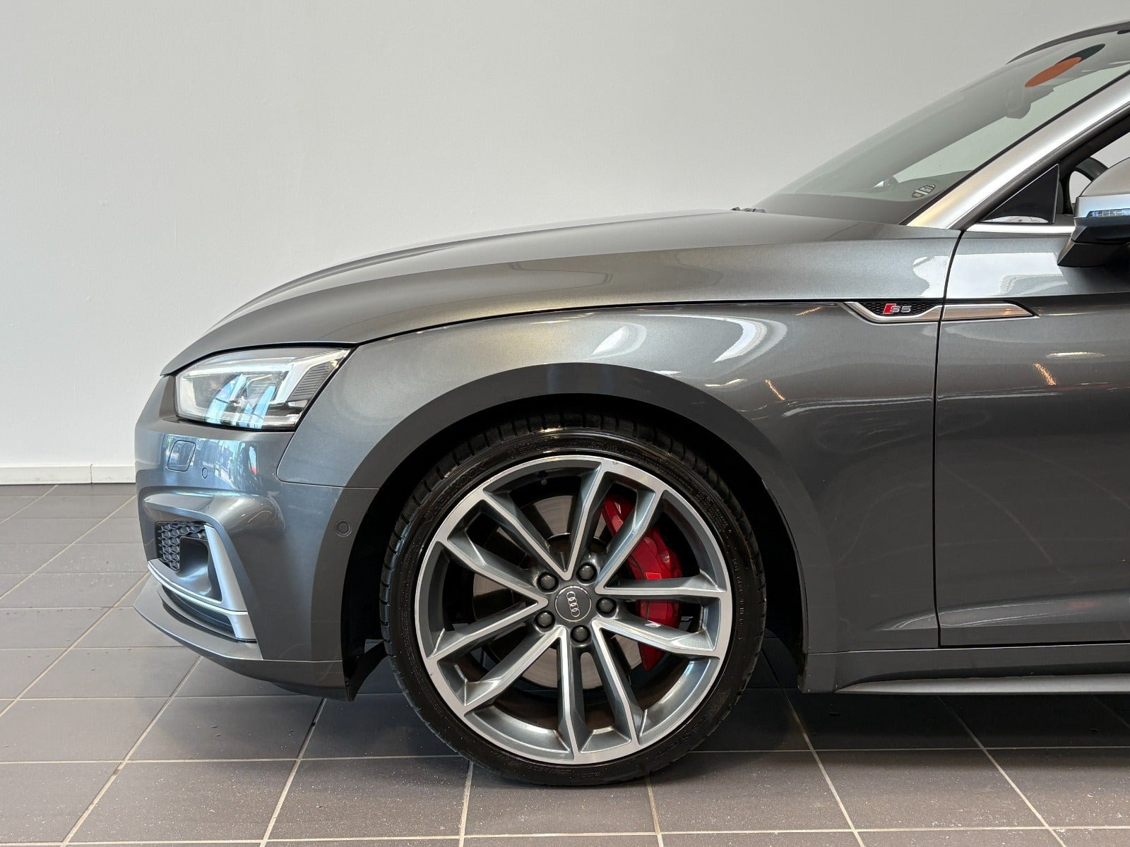 Grå Audi S5 fra 2017