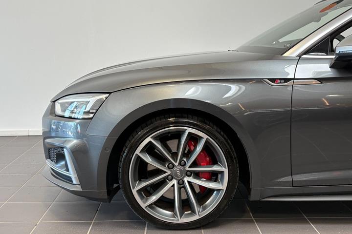 Grå Audi S5 fra 2017