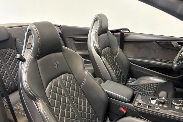 Grå Audi S5 fra 2017