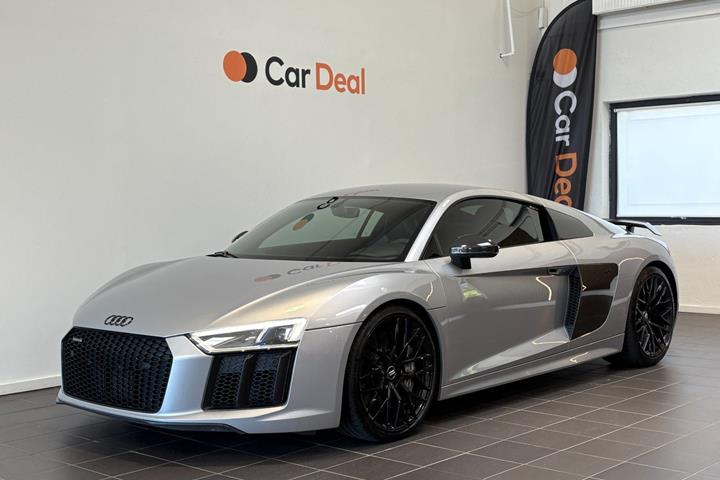 Sølv Audi R8 fra 2017 set udefra