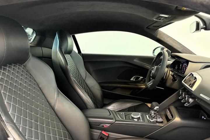 Sølv Audi R8 fra 2017