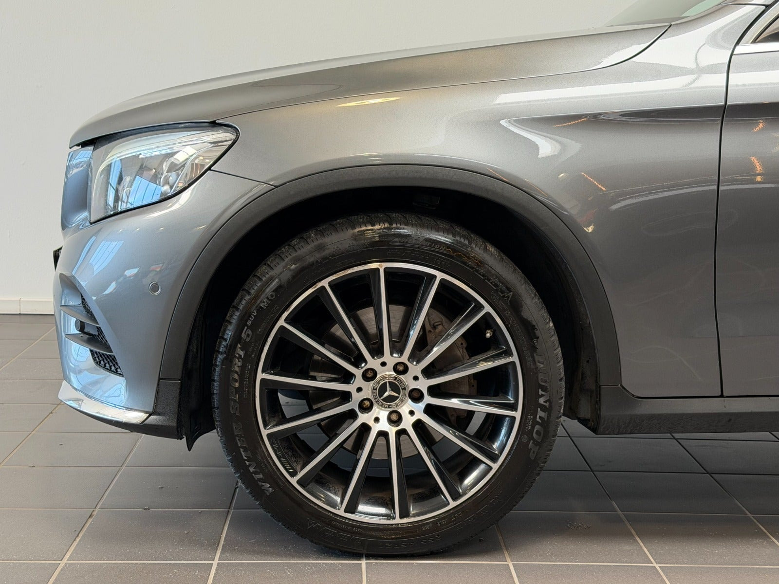 Grå Mercedes GLC300 fra 2018