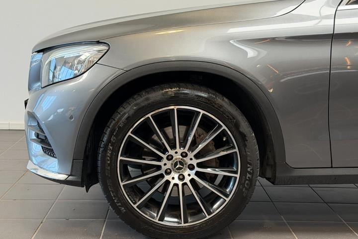 Grå Mercedes GLC300 fra 2018